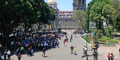 Estudiantes y turistas del centro histórico se sumaron al simulacro de sismo