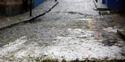 Tormenta con granizo en CDMX deja calles blancas y inundaciones