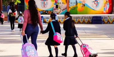 Vacaciones de tres meses preocupan a padres: “Tener a los niños en casa cuesta más”