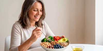 La dieta que gana fuerza entre los científicos para vivir más y envejecer mejor