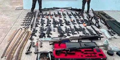 Autoridades localizan vehículo abandonado con armamento de alto poder en Sinaloa