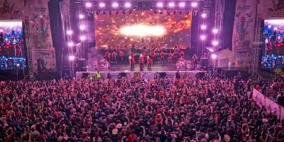 Asistentes a la Feria de Cuautlancingo bailan y disfrutan con Banda Cuisillos