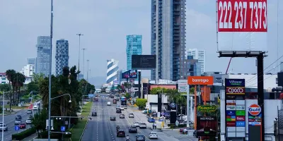 Investigan a joven por presuntos disparos en la zona de Vía Atlixcáyotl