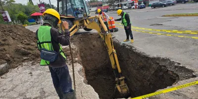 Atienden socavón en La María donde un automóvil cae tras lluvias en Puebla capital