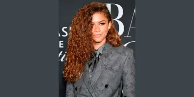 Beige fresa: el color de cabello que ilumina a las morenas y será tendencia en verano 2026