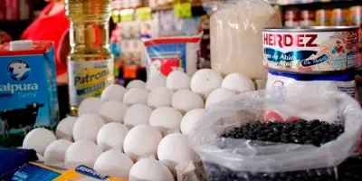 Familias poblanas se truenan los dedos para comprar la canasta básica 