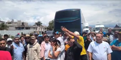 Autopista y carretera federal México-Puebla bloqueadas; habitantes de San Cristóbal Tepatlaxco exigen liberación de tres detenidos