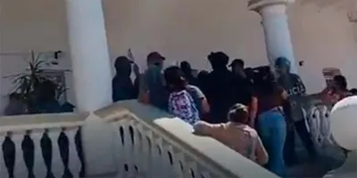 El Ayuntamiento de Acatlán es cercado por granaderos para cuidar a la edil