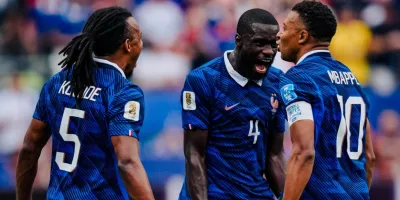 Francia derrota 3-0 a Irak y se afianza como líder del Grupo I