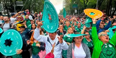  Miles de personas participan en histórica ola humana sobre Paseo de la Reforma