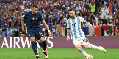 Mbappé elogia a Messi y admite presión por récords