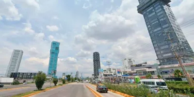 Reportan nuevo caso de presunto disparo en la Vía Atlixcáyotl; Ford Mustang clásico resulta dañado