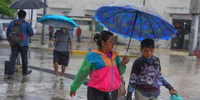 Sistema tropical y posible ciclón dejarán lluvias intensas en 9 estados de México