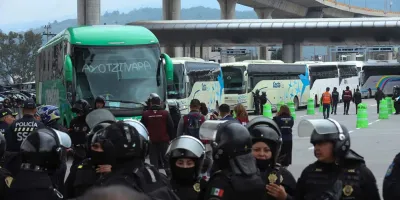 SSC frena a normalistas de Ayotzinapa con explosivos previo a su llegada a la CNTE