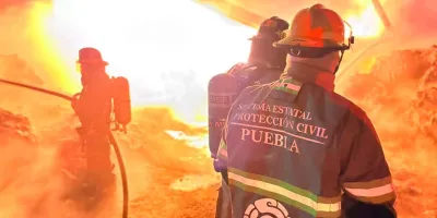 Bomberos controlan enorme incendio en bodega de material reciclable