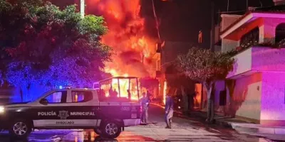Explota camión torton con combustible ilegal en Degollado; reportan daños en casas y autos