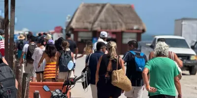Denuncian cobros ilegales en Tulum; empresarios y turistas acusan abusos de autoridades