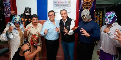 Devela Pepe Chedraui placa conmemorativa por el 73 aniversario de la Arena Puebla