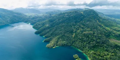 El paraíso secreto de Chiapas: Laguna Miramar, la laguna de aguas cristalinas rodeada de selva