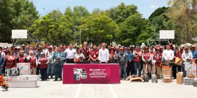 Entrega Pepe Chedraui herramienta a personal de Servicios Públicos para el mantenimiento de la ciudad