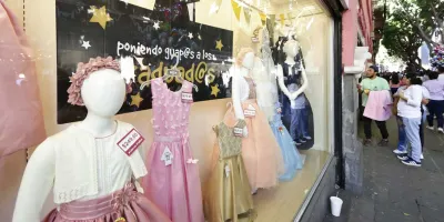 Gastos por graduaciones dejan sin dinero a padres de familia