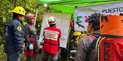 Encuentran tres cuerpos más en cueva de Cuetzalan; lluvias impiden su rescate