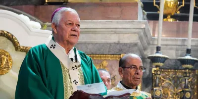 Víctor Sánchez Espinosa llama a frenar la violencia y honra a víctimas durante misa en Puebla