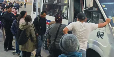Sufren un calvario los adultos mayores poblanos al usar las rutas de transporte
