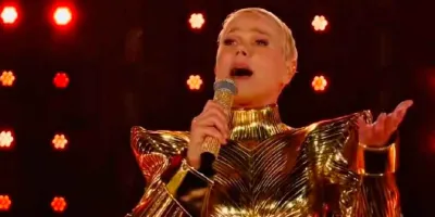 Xuxa sorprende con un atrevido vestuario en el arranque de su gira de despedida; el look genera debate en redes sociales