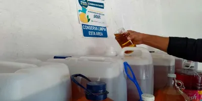 Reciclan 1,500 litros de aceite usado para proteger drenaje en Puebla