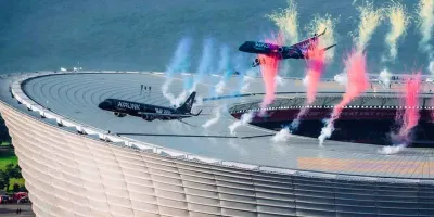 Aviones vuelan a 12 metros de estadio lleno y desatan polémica