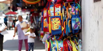 Puras presiones, padres de familia viven angustia financiera por regreso a clases