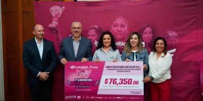 Entrega  Pepe Chedraui donativos de la 2da. Carrera Mujeres Imparables en favor de las poblanas