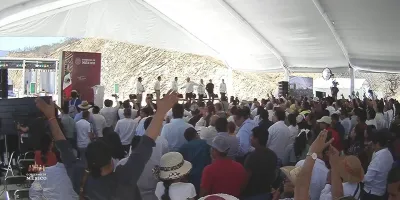 Tras rechazo de asistentes en Huajuapan, Sheinbaum reconoce labor del senador Alejandro Murat