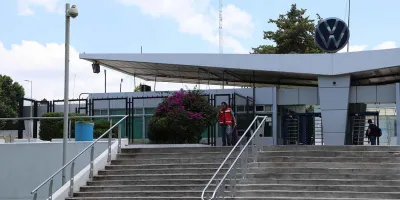Congreso pide a Volkswagen evitar más despidos y proteger a familias