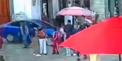 VIDEOS. Conductor irrumpe en zona peatonal de Zacatlán y deja 15 lesionados