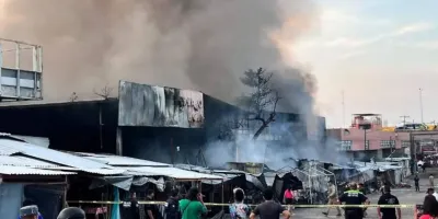 Fuego arrasa con 90 locales comerciales del Mercado Central de Acapulco