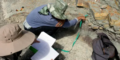 Huella de 7 centímetros hallada por investigadores BUAP revela pequeño dinosaurio que caminó en Puebla
