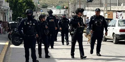 Cuatro policías heridos al rescatar a presuntos ladrones en Puebla