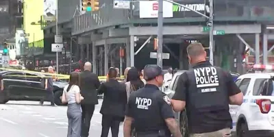 Mujer ataca con cuchillos en Times Square y policías la abaten