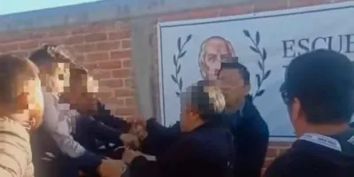 Padres cuestionan operativo de FGE frente a primaria en Texmelucan