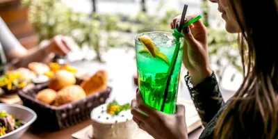 Restaurantes y comercios la sufren sin vender alcohol en fiestas patrias