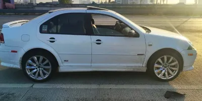 Auto robado desata persecución y termina con un detenido en Vía Atlixcáyotl