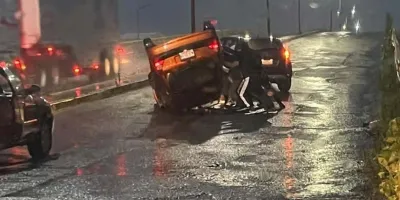 Baches en la Huejotzingo-Texmelucan provocaron volcadura de camioneta 