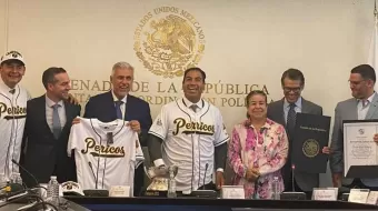 Pericos de Puebla homenajeados en el Senado