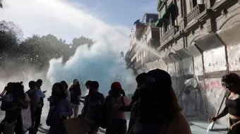 Grupo radical opaca marcha feminista en Puebla