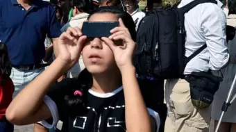 Alumnos de Atlixco observan el eclipse de sol con telescopios