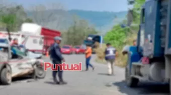 Conductor muer3 al impactarse de frente contra camión de volteo en la Pachuca-Tuxpan