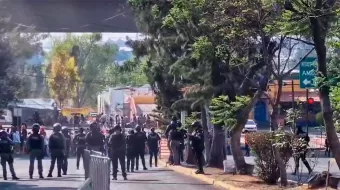 VIDEO. En acceso a la Feria de Puebla, acomodadores y revendedores se enfrentan con policías