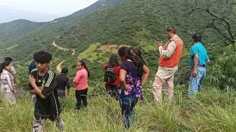 Cae auto a una barranca de 300 metros; hay un muerto